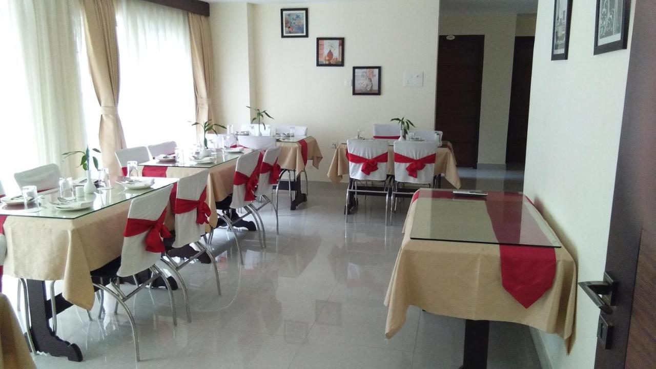 Hotel Park Riviera Guwahati Exteriör bild