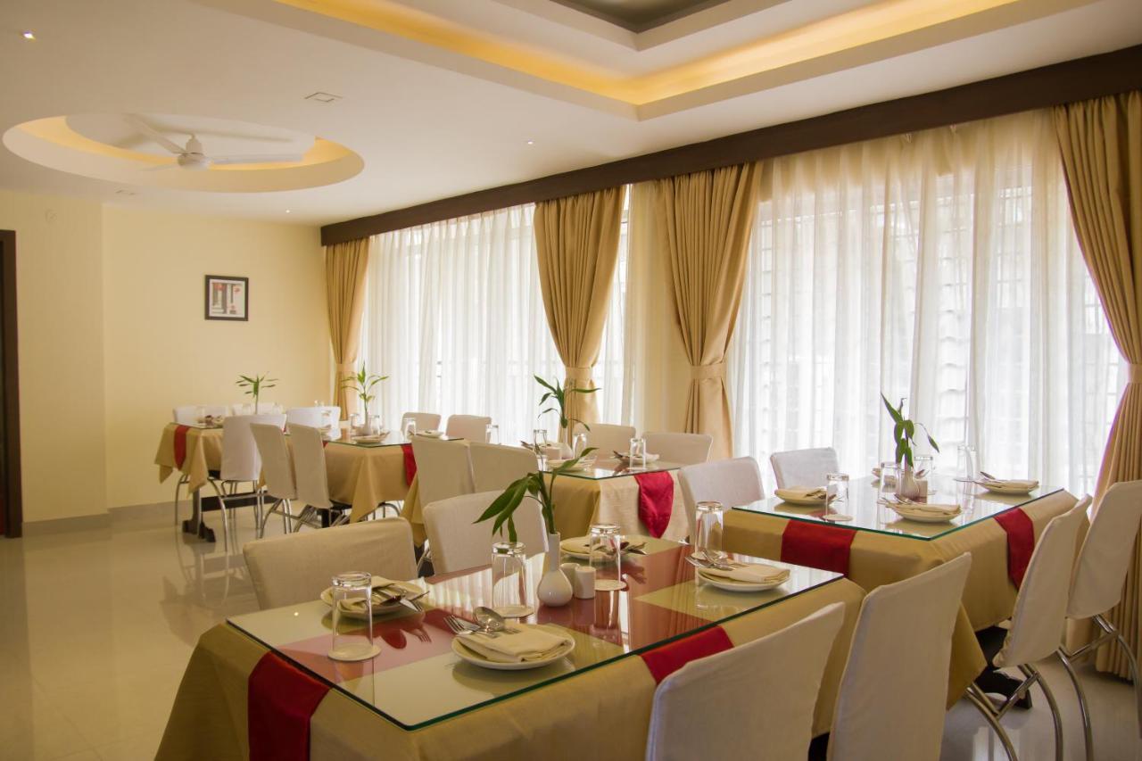 Hotel Park Riviera Guwahati Exteriör bild
