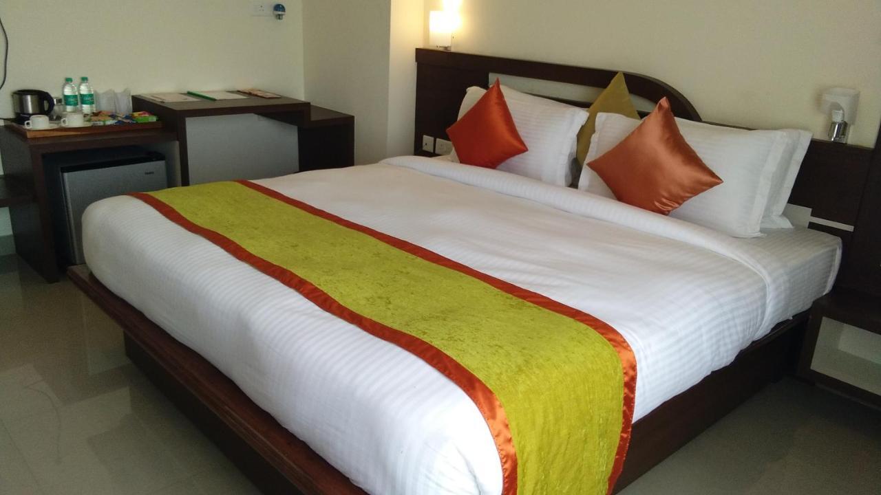 Hotel Park Riviera Guwahati Exteriör bild