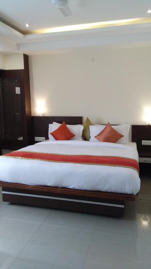 Hotel Park Riviera Guwahati Exteriör bild