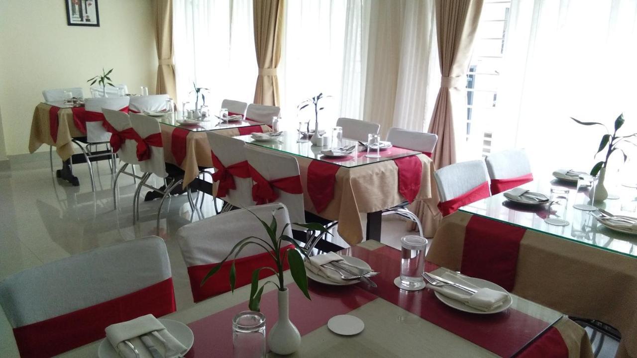 Hotel Park Riviera Guwahati Exteriör bild