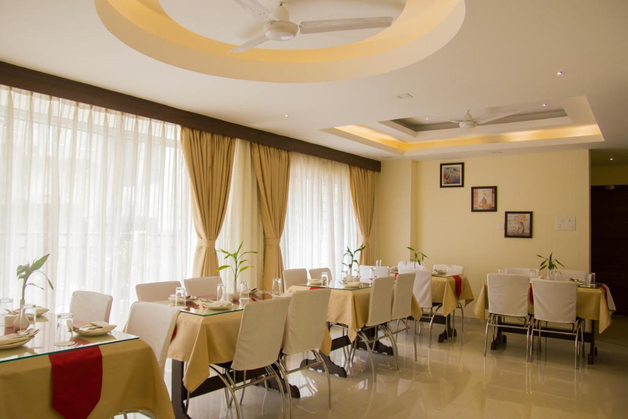 Hotel Park Riviera Guwahati Exteriör bild