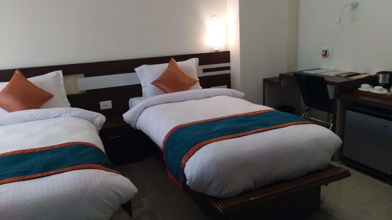 Hotel Park Riviera Guwahati Exteriör bild
