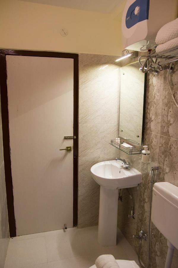 Hotel Park Riviera Guwahati Exteriör bild