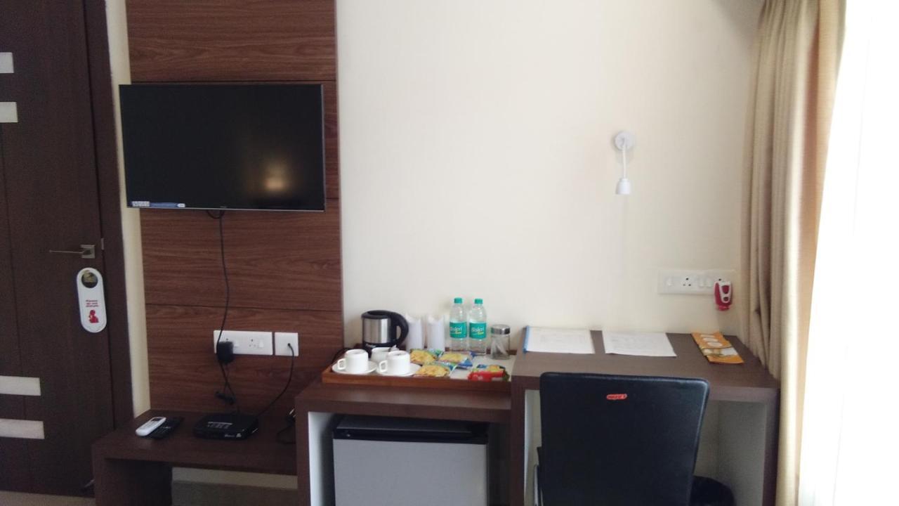 Hotel Park Riviera Guwahati Exteriör bild