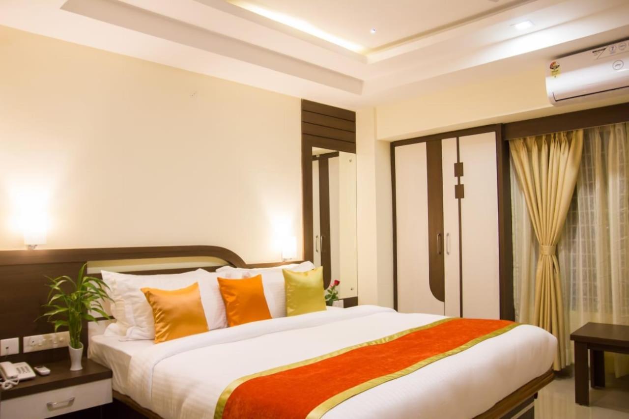 Hotel Park Riviera Guwahati Exteriör bild
