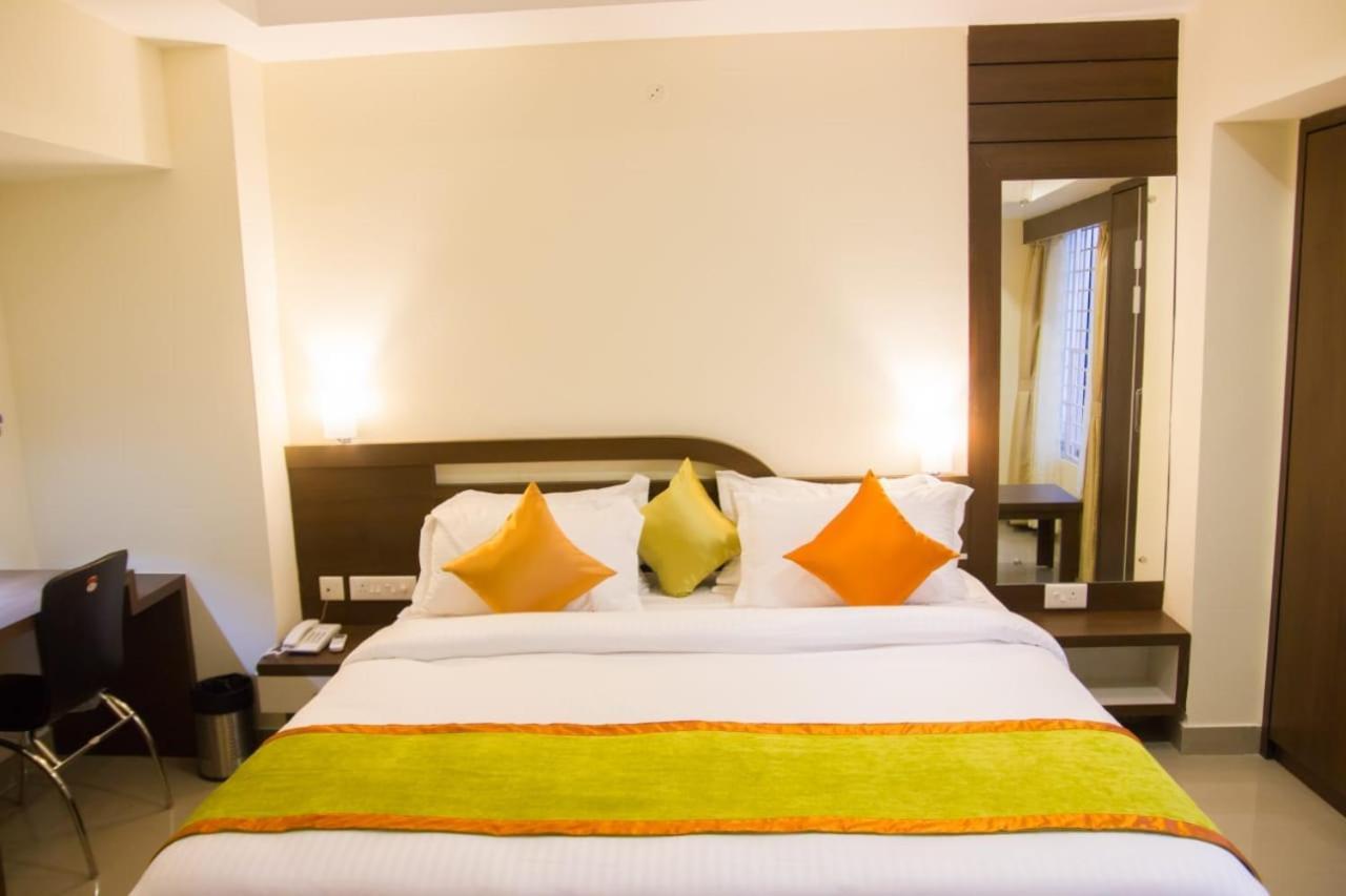 Hotel Park Riviera Guwahati Exteriör bild