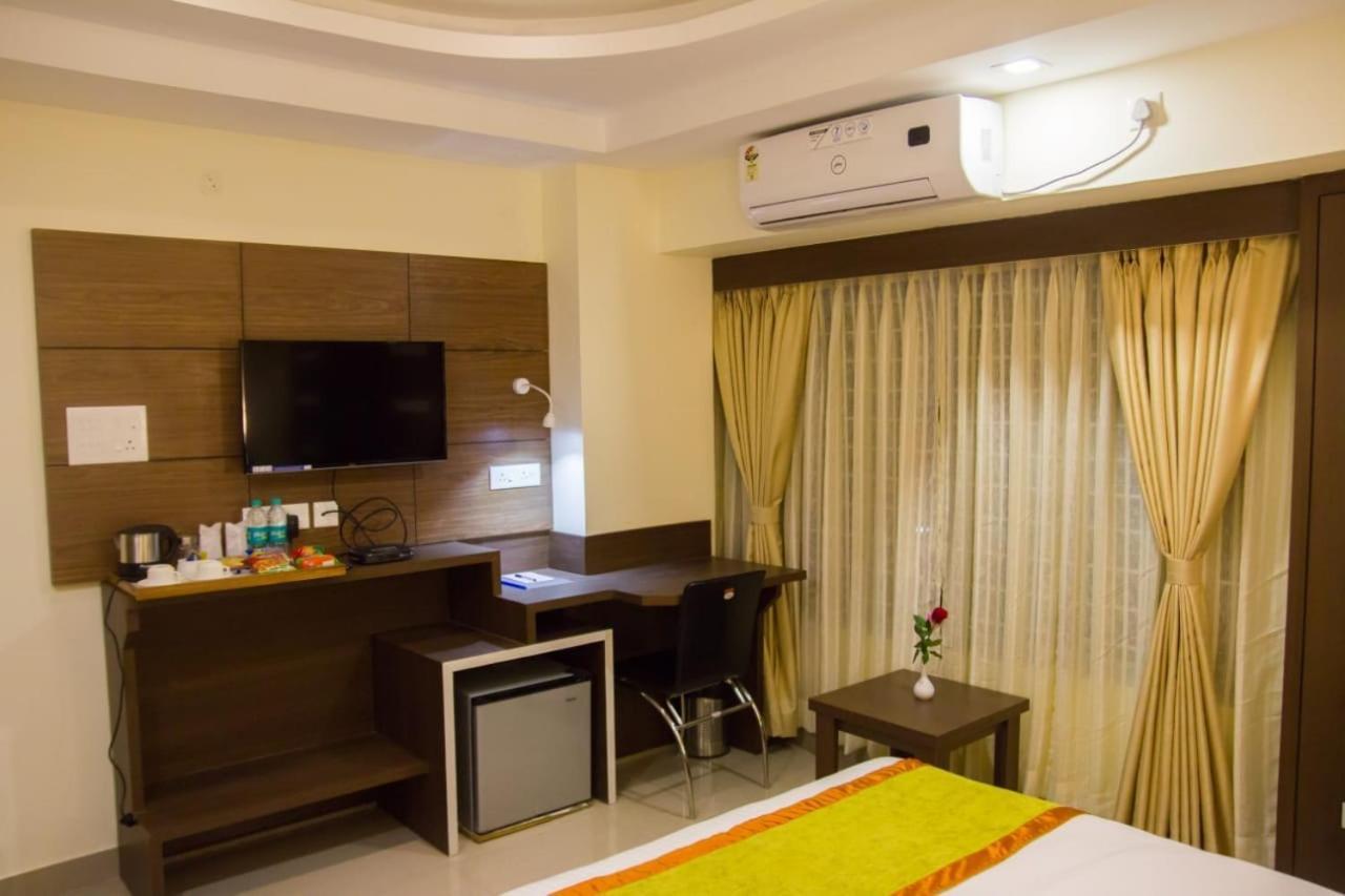 Hotel Park Riviera Guwahati Exteriör bild